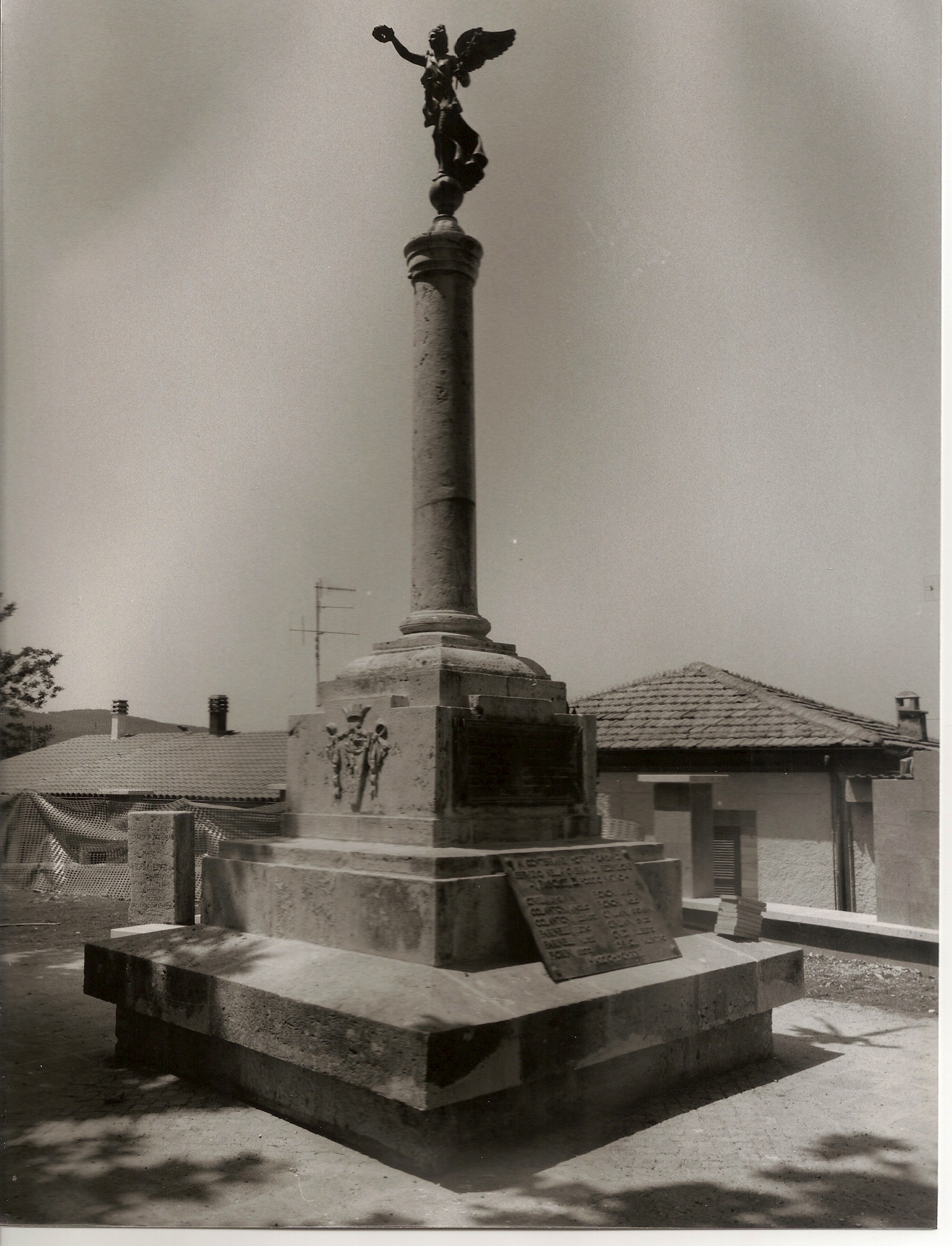 allegoria della Vittoria (monumento ai caduti - a colonna) di Desideri Giacomo Antonio (sec. XX)