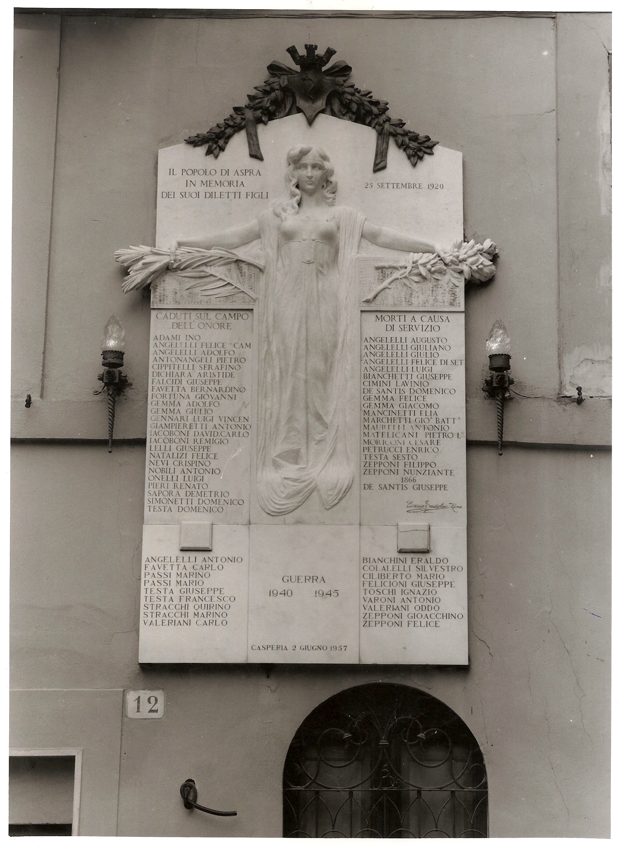 allegoria della Patria (lapide commemorativa ai caduti) di Tadolini Enrico (sec. XX, sec. XX)