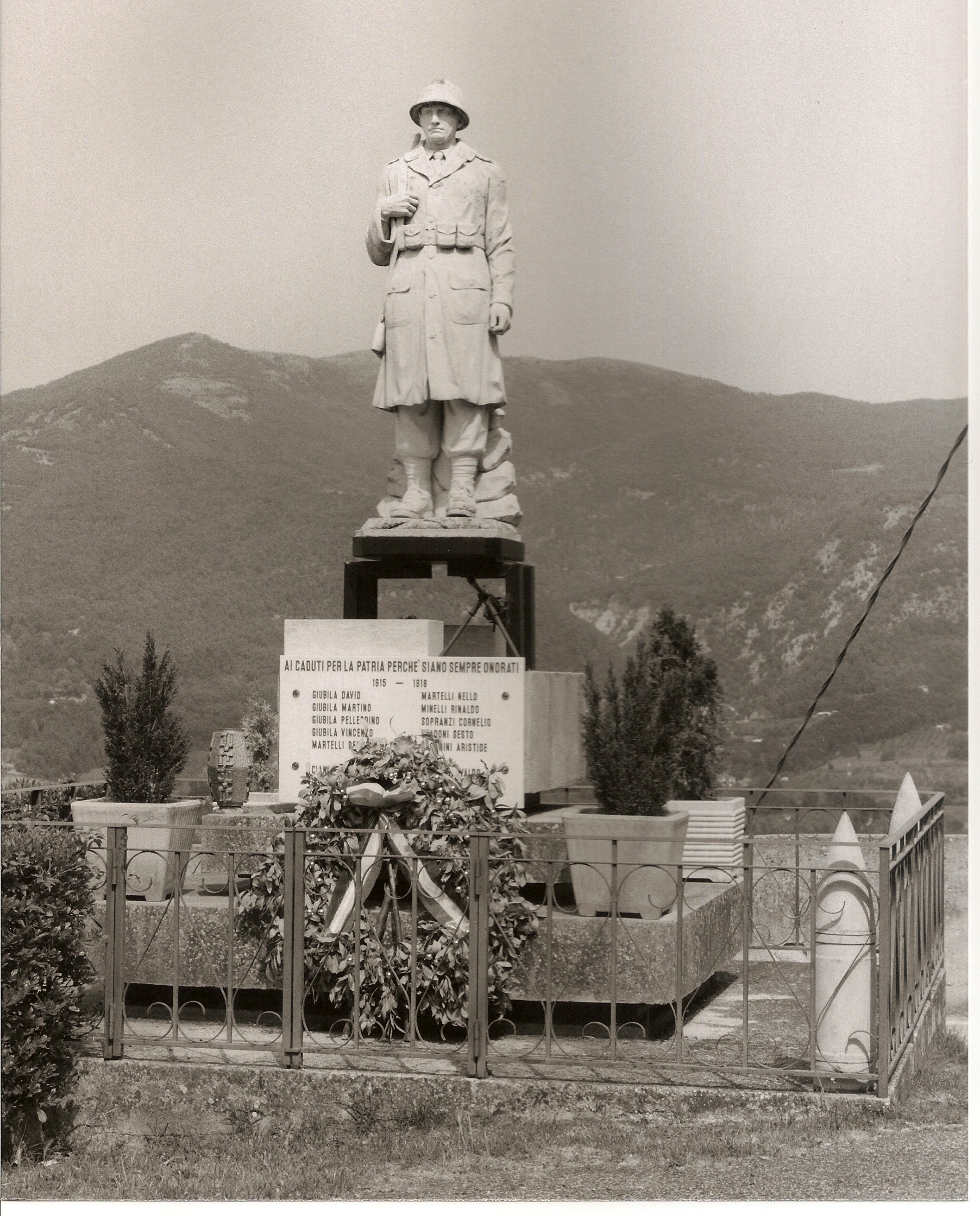 figura di soldato: fante (monumento ai caduti) di Santi Claudio, F.lli Troiani (sec. XX)