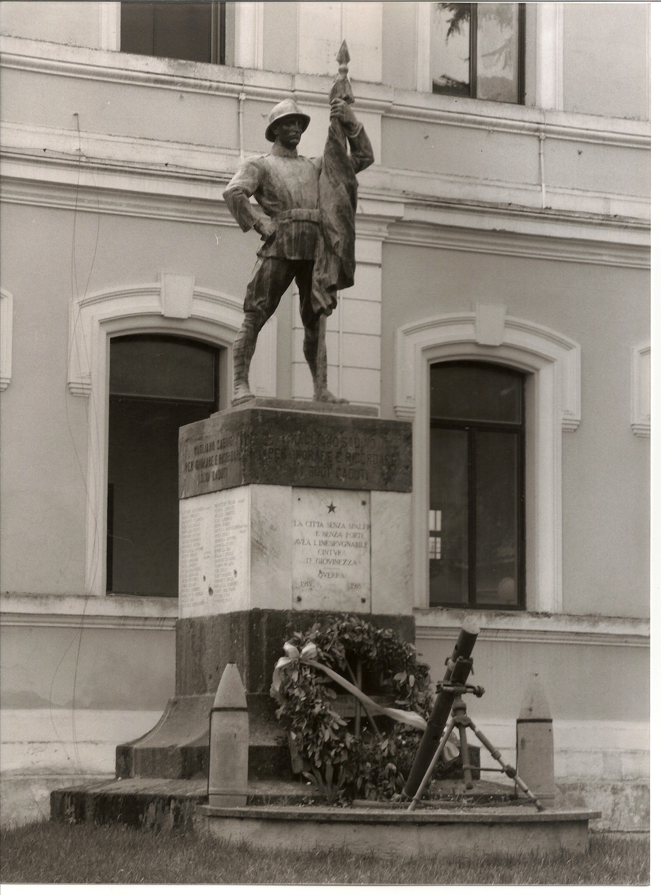 figura di soldato: fante, figura di soldato che porta la bandiera (monumento ai caduti - a basamento) di Cataldi Amleto (sec. XX)