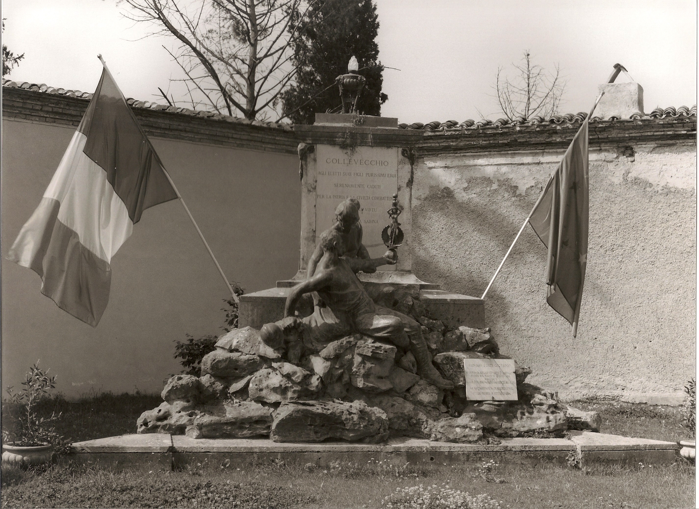 figura di soldato con allegoria della Vittoria (monumento ai caduti) di Mazzini Gino (sec. XX)