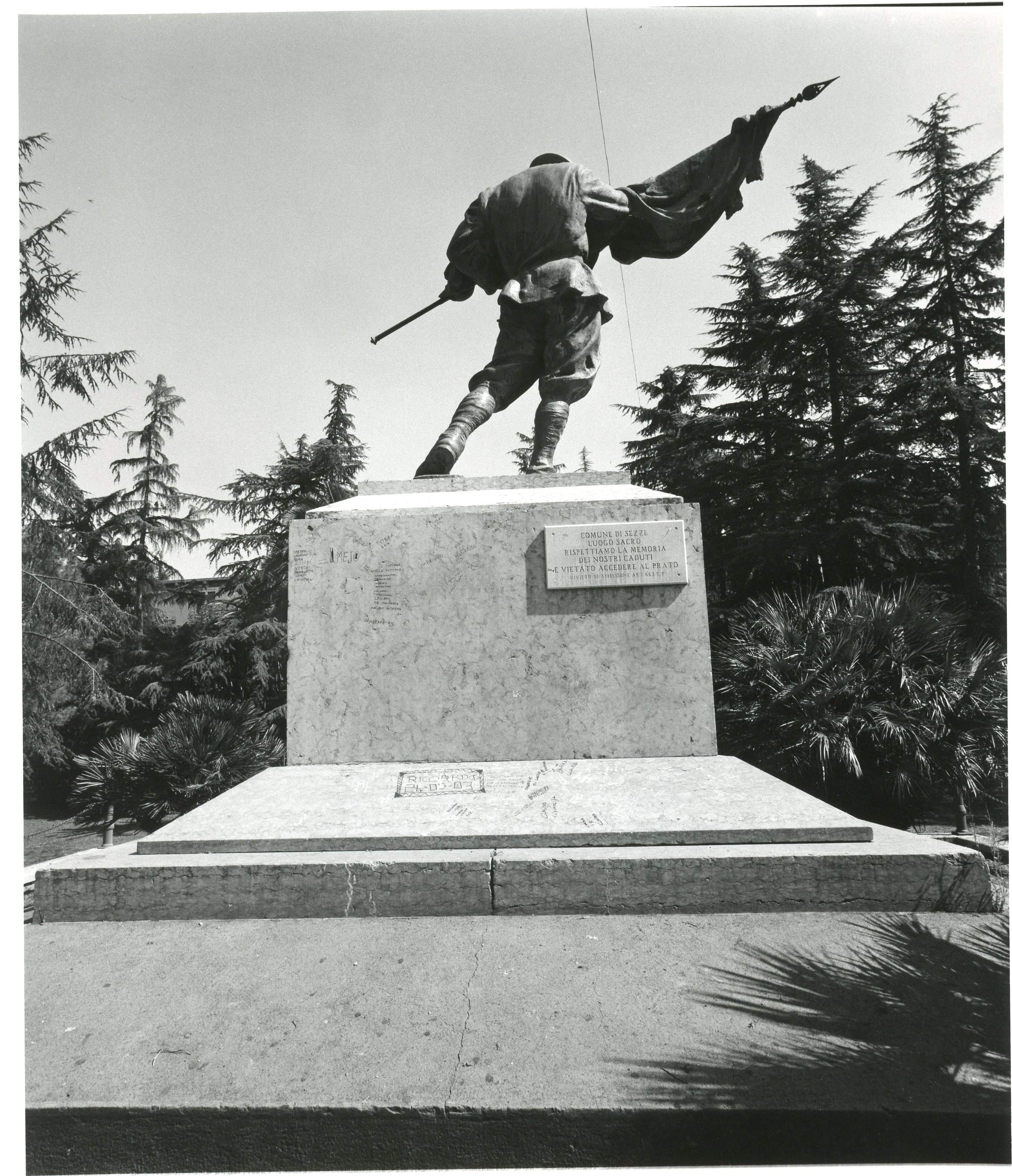 soldato che porta la bandiera, figura di soldato: fante (monumento ai caduti) di Gallelli Massimiliano, Quartirolo Savini Carlo (sec. XX)