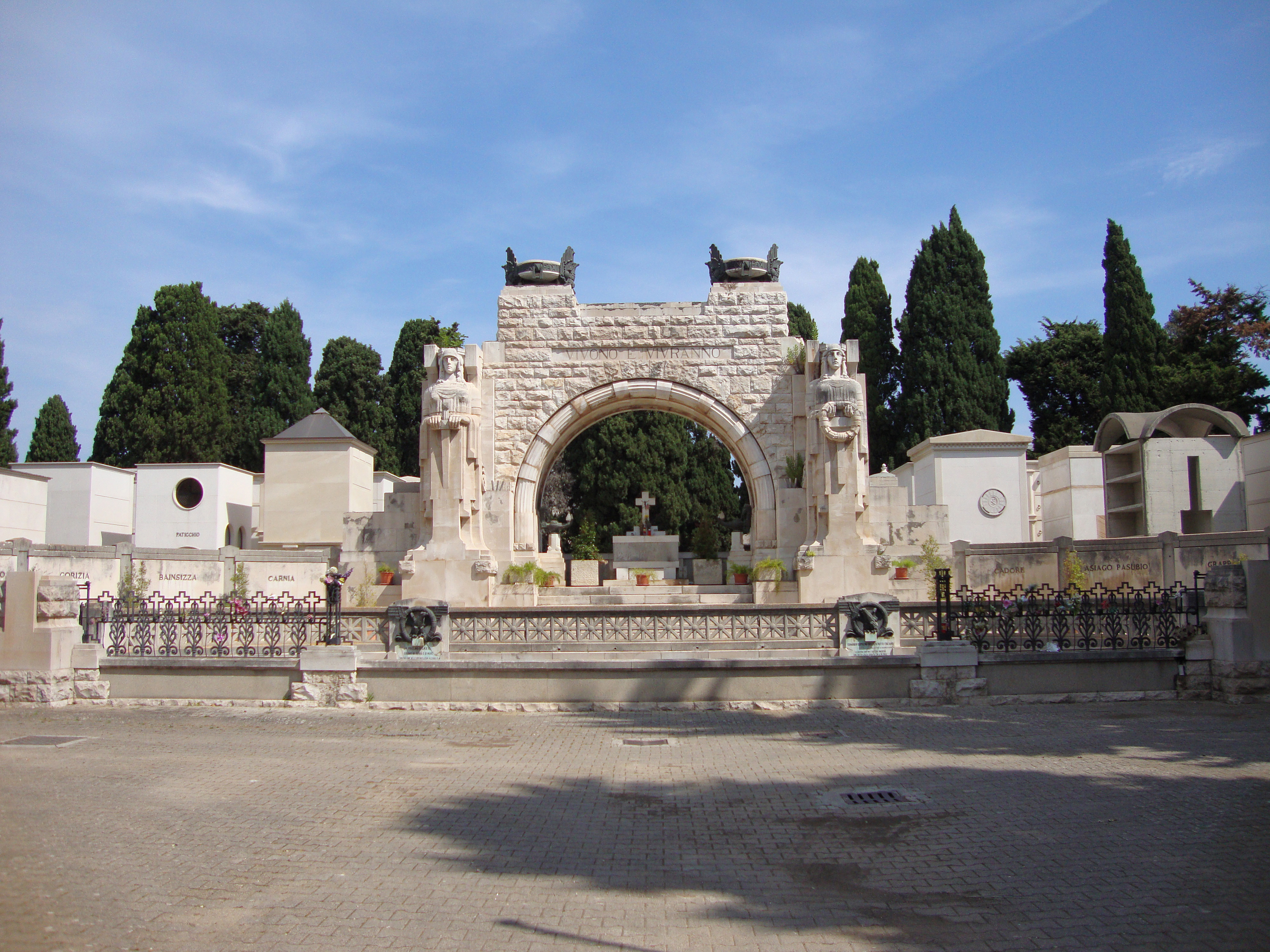 allegoria della Vittoria come donna vestita all'antica (monumento ai caduti - ossario a emiciclo) di Dioguardi Saverio (XX)