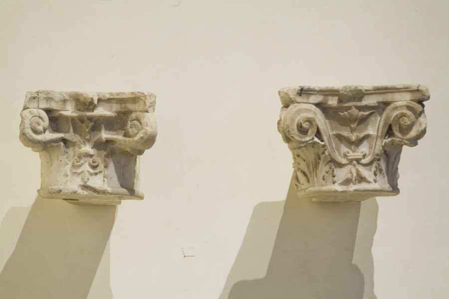 motivi decorativi a volute (capitello, frammento) di Civitali Matteo (maniera) (sec. XV)