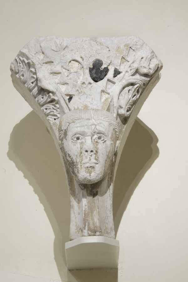 TESTA D'UOMO (imposta d'arco, frammento) - bottega italiana (secondo quarto sec. XIII)