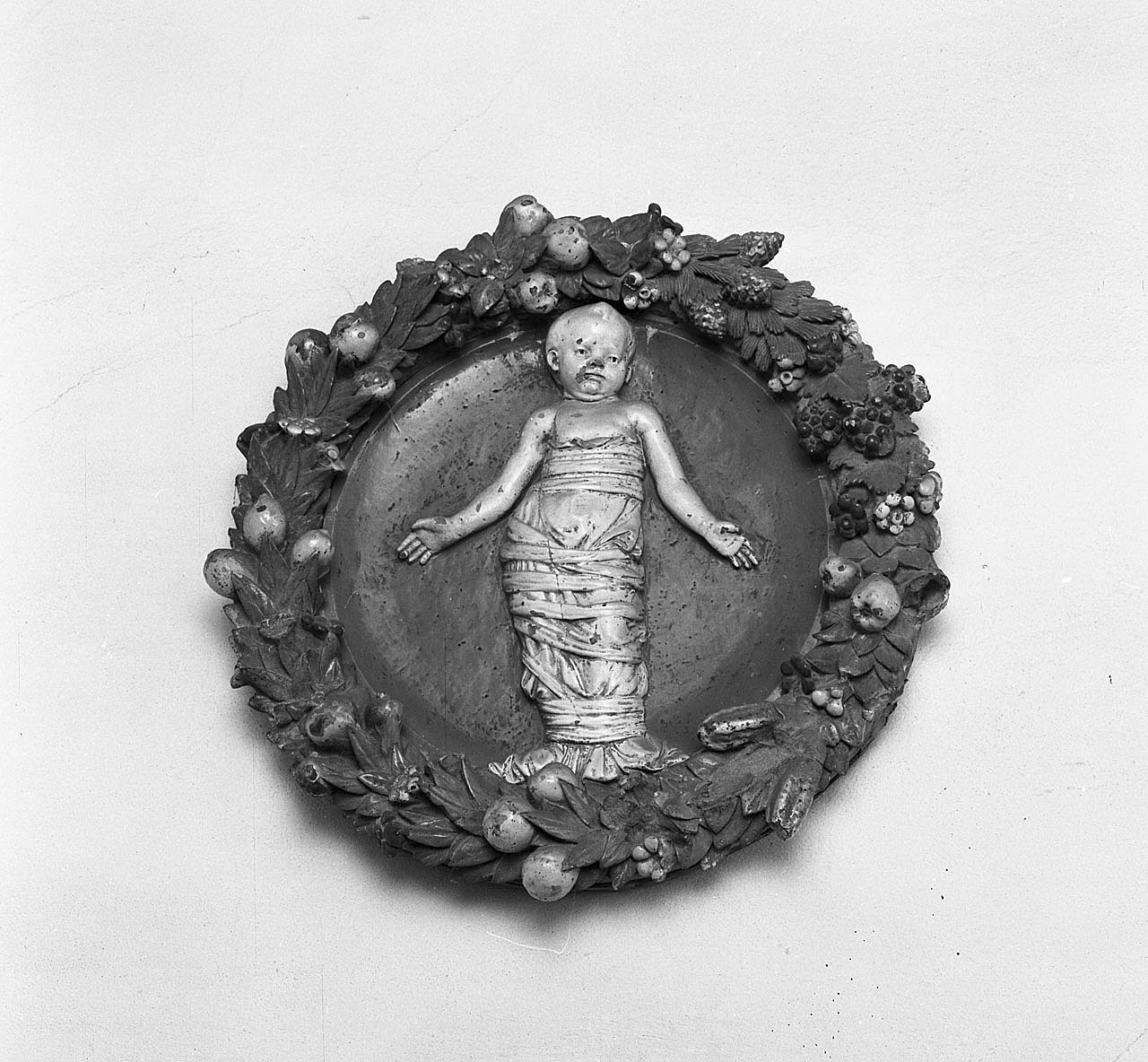 putto (rilievo, elemento d'insieme) di Della Robbia Andrea (bottega) (fine sec. XV)