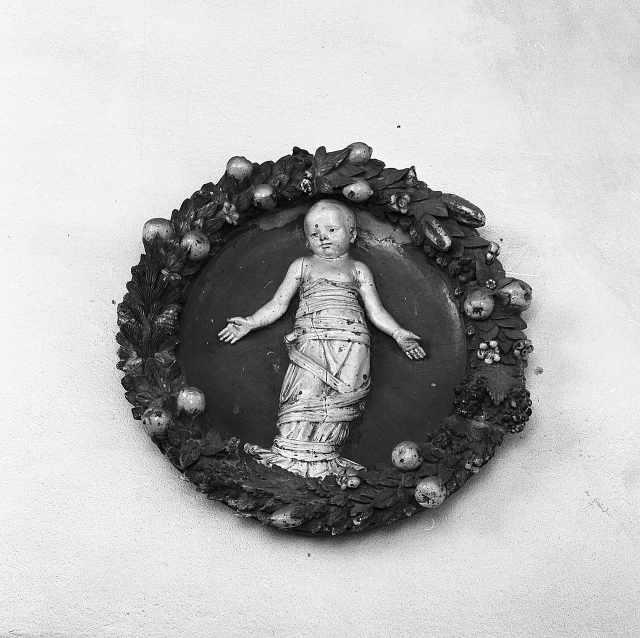 putto (rilievo, elemento d'insieme) di Della Robbia Andrea (bottega) (fine sec. XV)