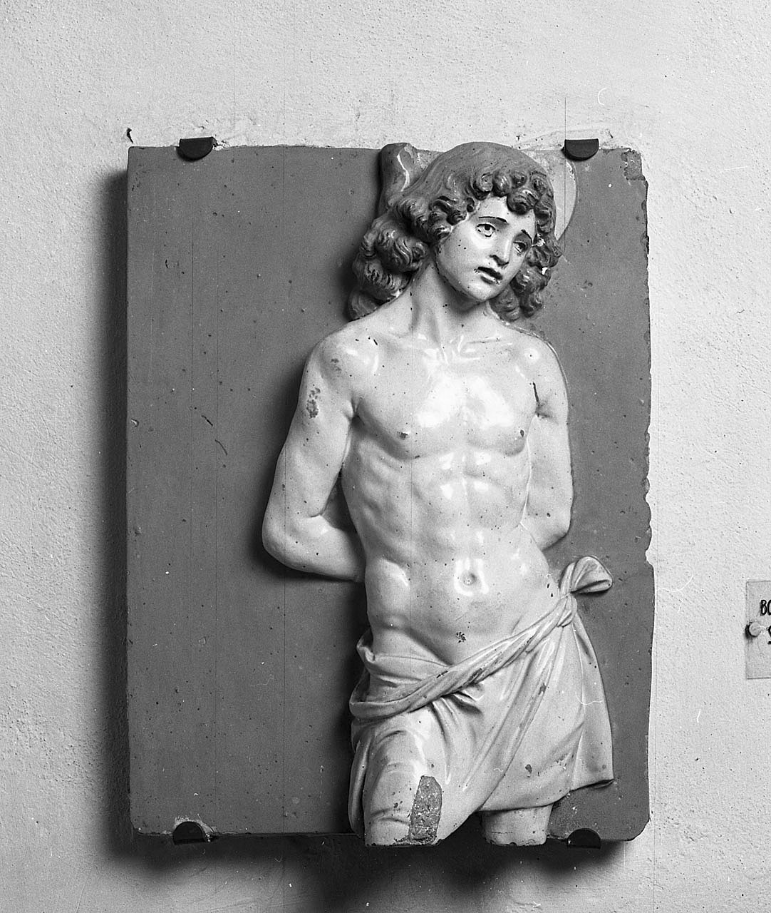 San Sebastiano, San Sebastiano (rilievo, elemento d'insieme) di Della Robbia Andrea (bottega) (fine sec. XV)
