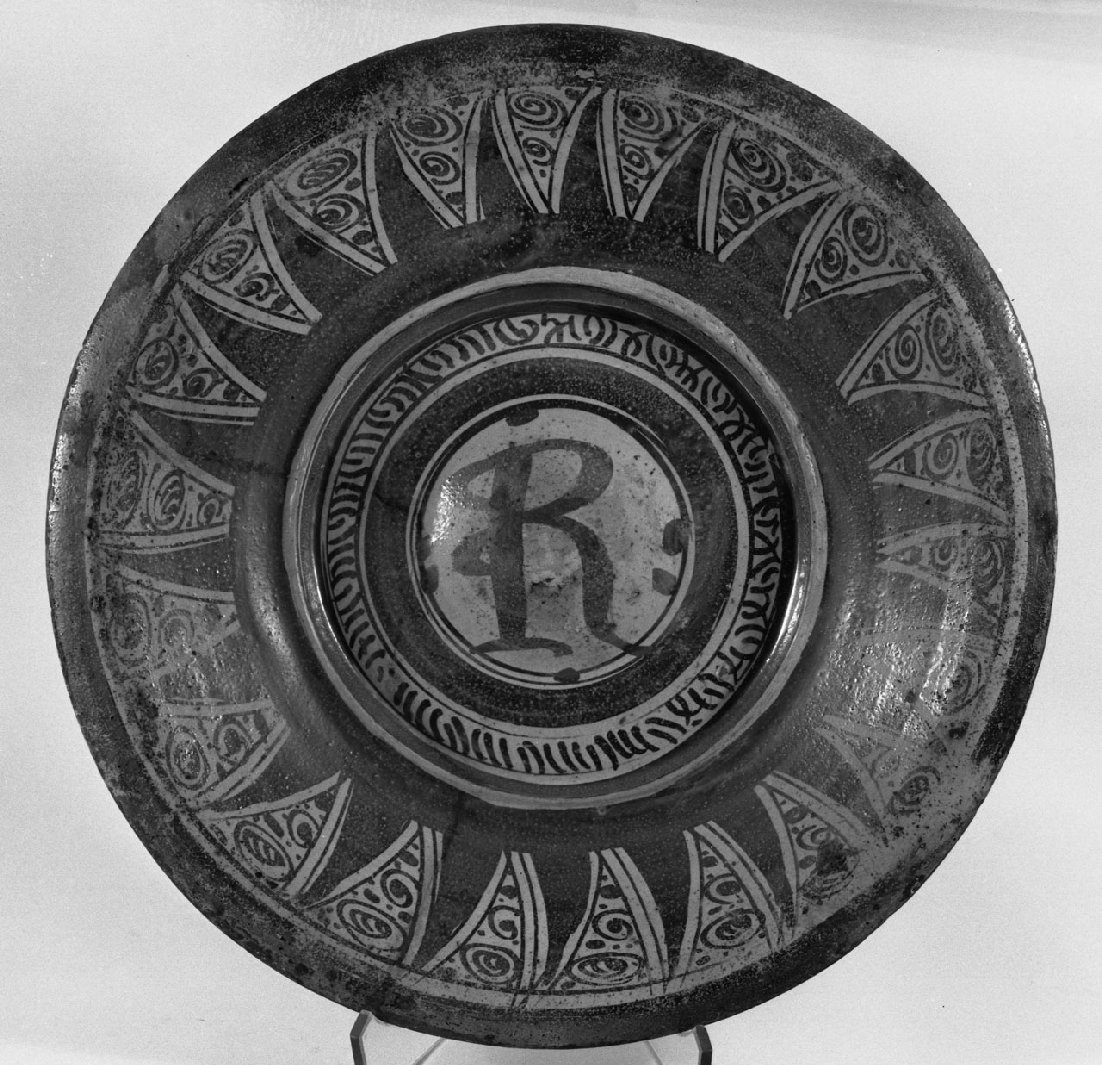 motivi decorativi geometrici e vegetali stilizzati (piatto da pompa) - bottega valenciana (sec. XVI)