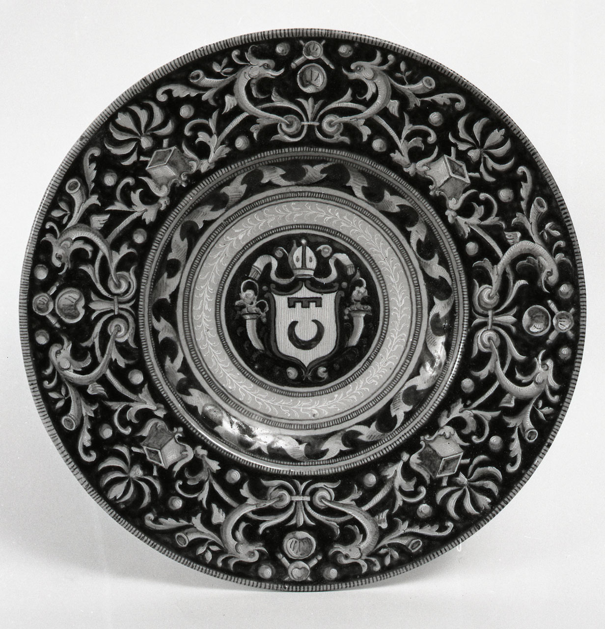 motivi decorativi a grottesche con delfini (piatto) - bottega fiorentina (ultimo quarto sec. XIX)