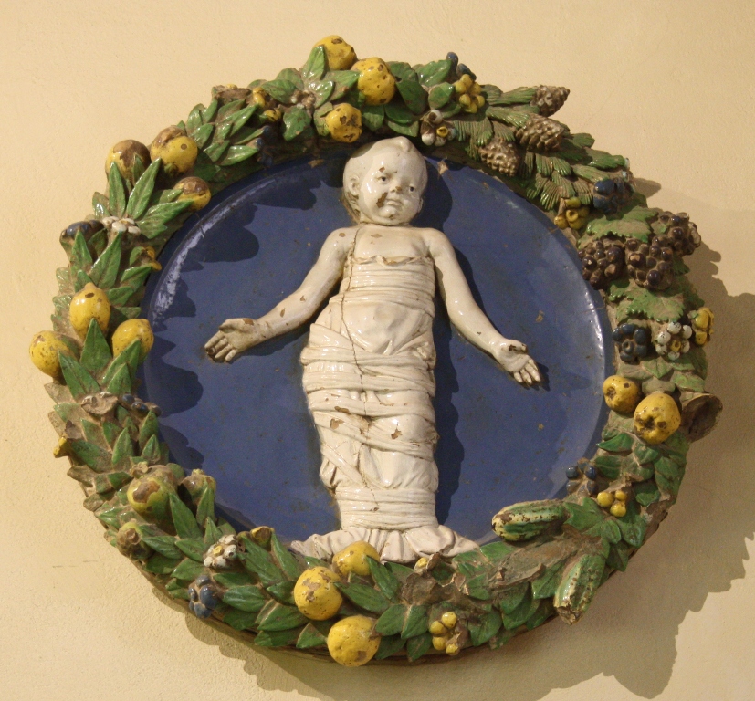 putto (rilievo, elemento d'insieme) di Della Robbia Andrea (bottega) (fine sec. XV)