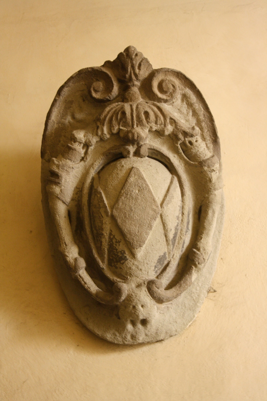 stemma gentilizio (scultura) - bottega aretina (fine/ inizio secc. XVI/ XVII)