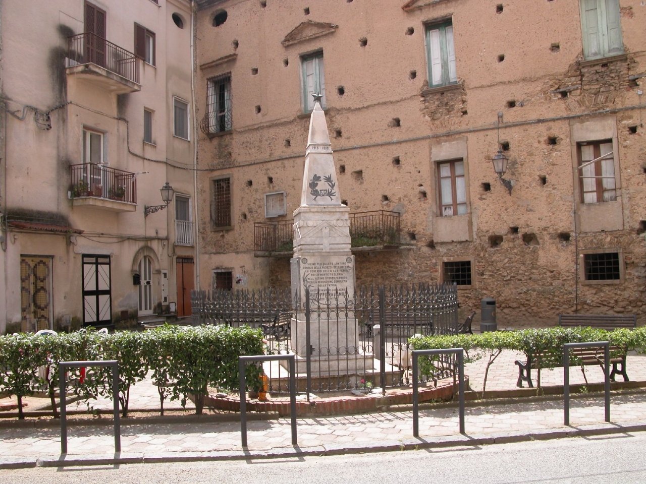 monumento ai caduti - a obelisco di Ditta Nicoletti Marmi (sec. XX)