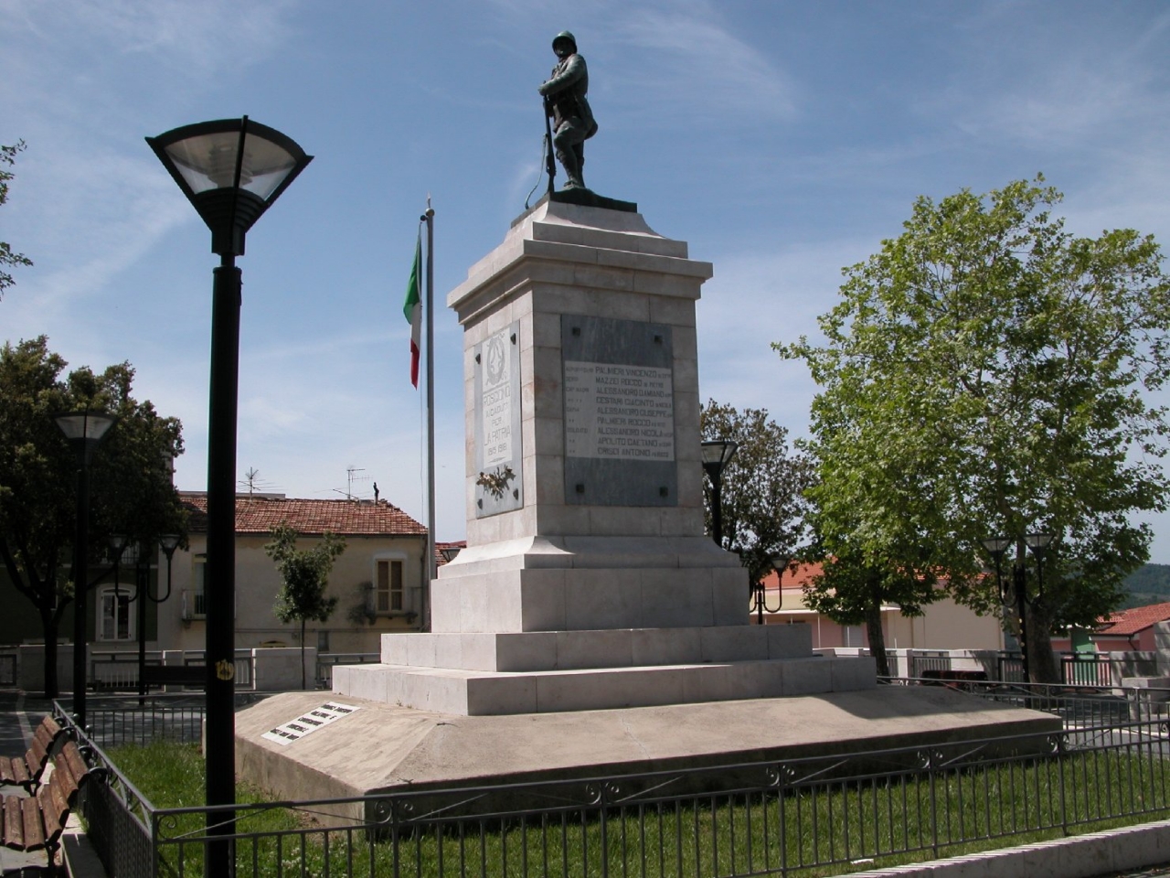figura di soldato in combattimento (monumento ai caduti - a cippo) - bottega Italia centro-meridionale (sec. XX)