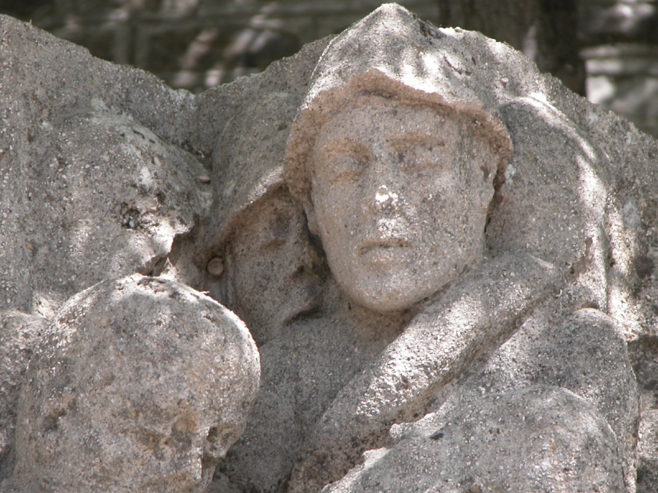 figure di soldati in combattimento, morte del soldato (monumento ai caduti) - bottega Italia centro-meridionale (sec. XX)