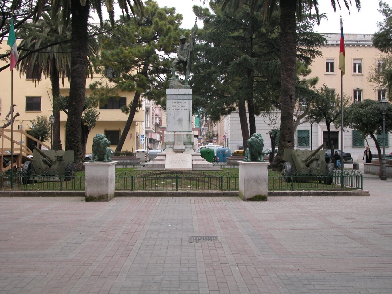 figura di soldato che porta la bandiera (monumento ai caduti) - bottega Italia centro-meridionale (sec. XX)