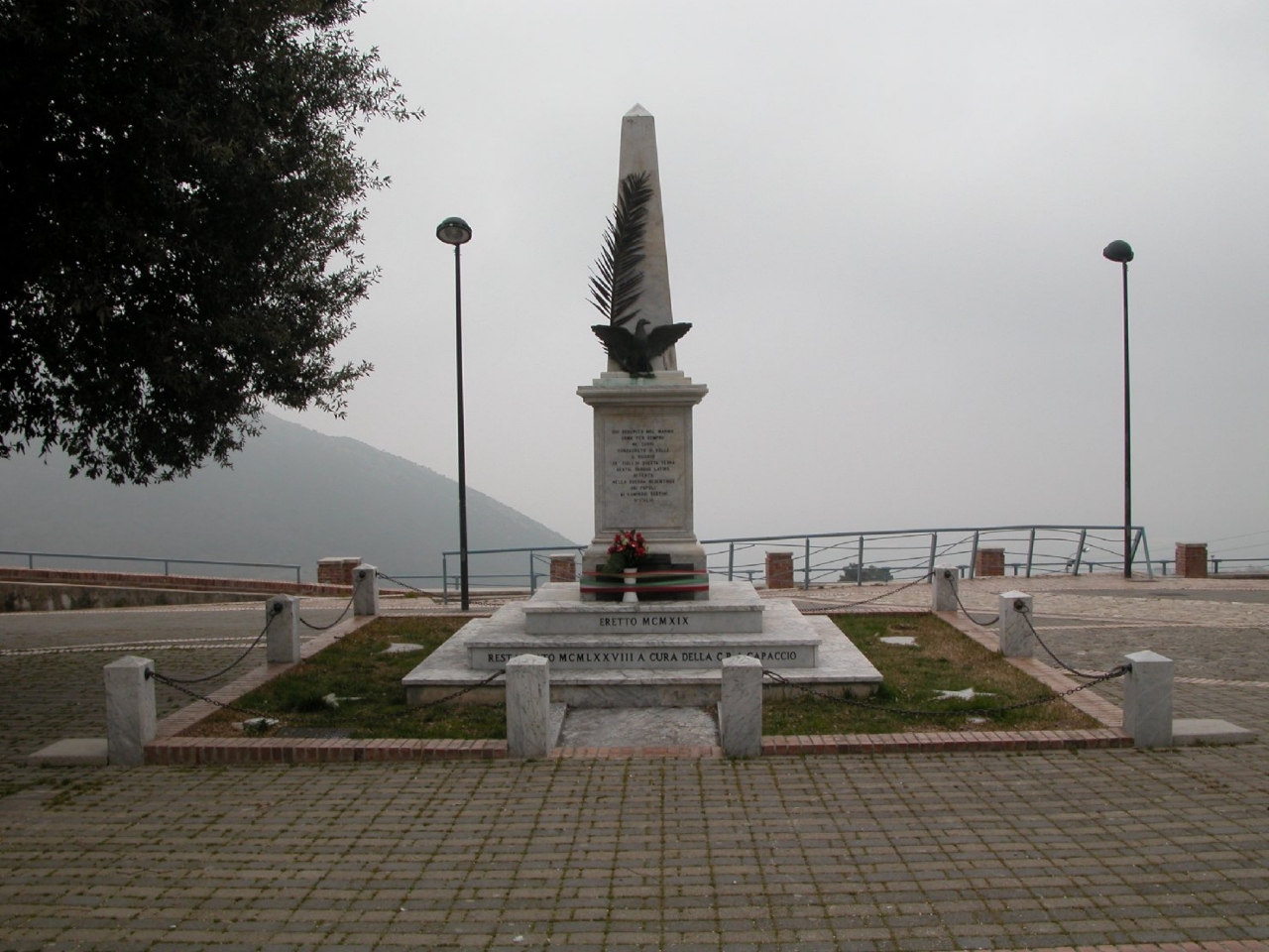 allegoria della Vittoria come aquila (monumento ai caduti - a obelisco) - bottega Italia centro-meridionale (sec. XX)