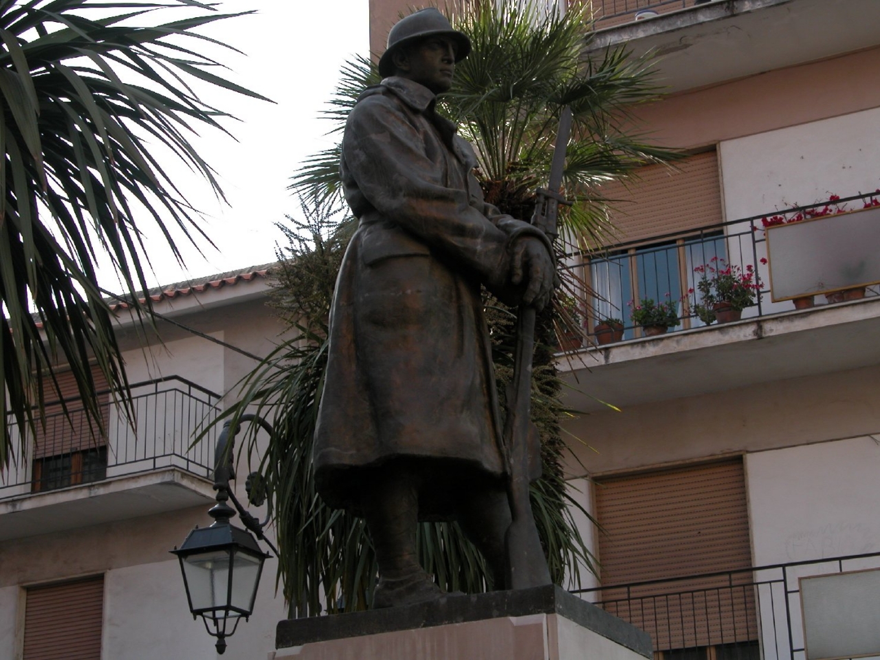 figura di soldato: fante, allegoria della Vittoria che premia un soldato, figure di soldati in combattimento (monumento ai caduti - a fontana) di Simone Edgardo (sec. XX)