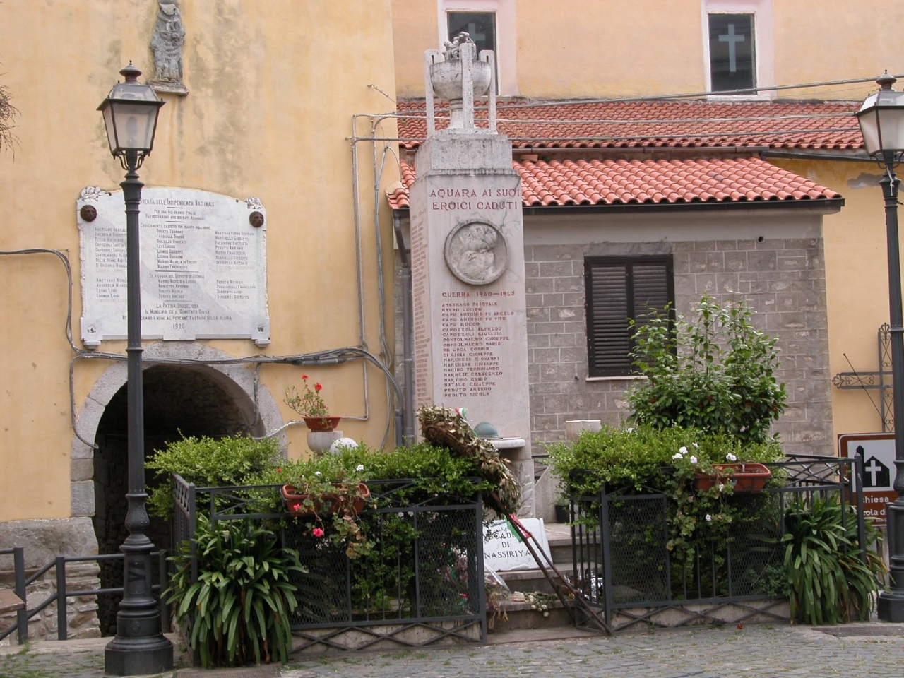 allegoria del sacrificio del soldato per la Patria (monumento ai caduti - a stele) di Colognesi Gino (attribuito) - bottega Italia centro-meridionale (sec. XX)