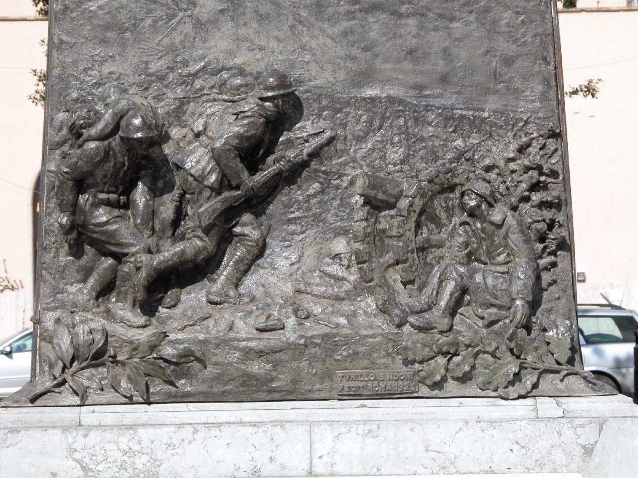 allegoria della Vittoria, figure di soldati in combattimento (monumento ai caduti - a cippo) di Sindoni Turillo, Fonderia Laganà (sec. XX)