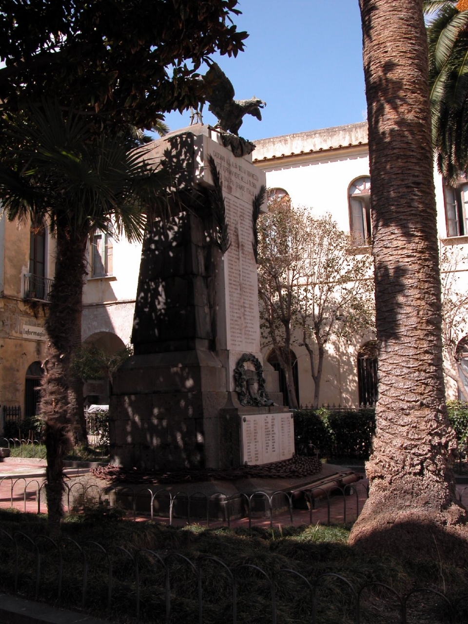 allegoria della Vittoria come aquila (monumento ai caduti - a cippo) di Sangermano Enrico (sec. XX)