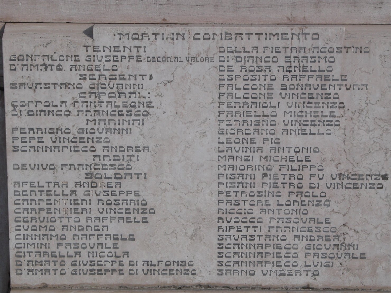 morte del soldato (monumento ai caduti - a cippo) di Amato Erasmo (sec. XX, sec. XX)