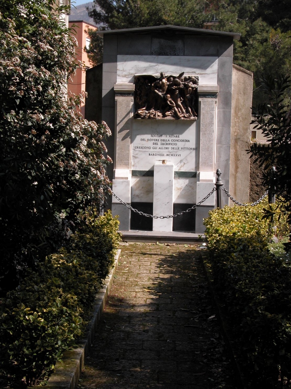 allegoria della Vittoria, allegoria del soldato che protegge una madre col bambino, morte del soldato (monumento ai caduti) di Avallone Pasquale (sec. XX)