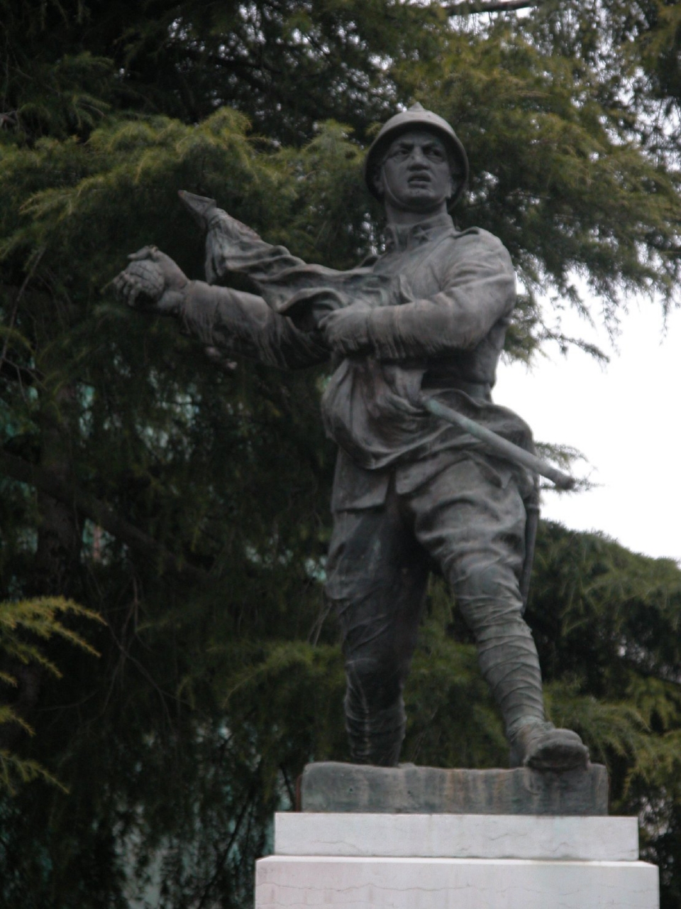 figura di soldato in combattimento (monumento ai caduti) di Pirolo Torelli Donato (sec. XX)