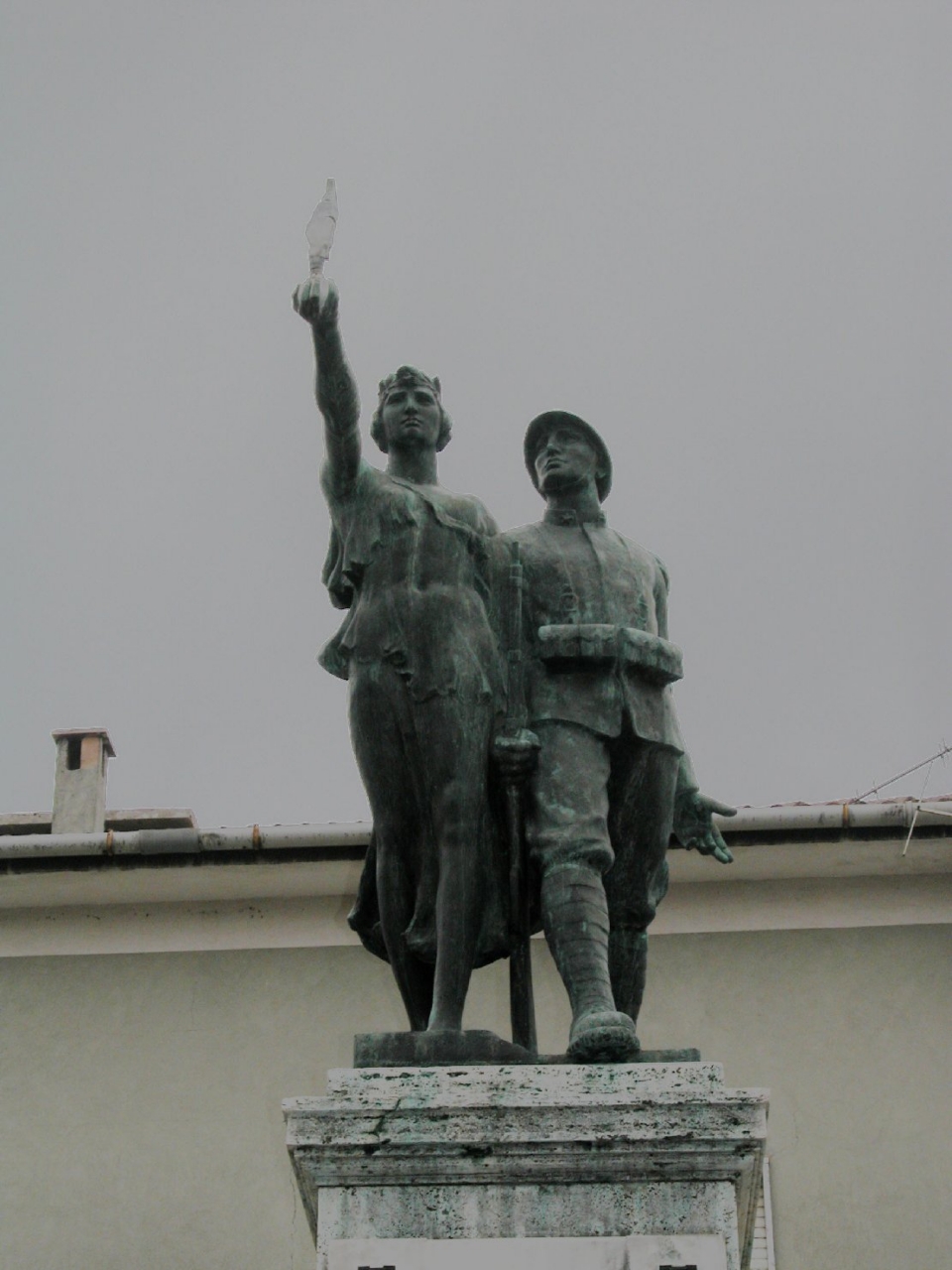 allegoria della Patria che premia un soldato (monumento ai caduti - ad ara) di Tamagnini Torquato (sec. XX)