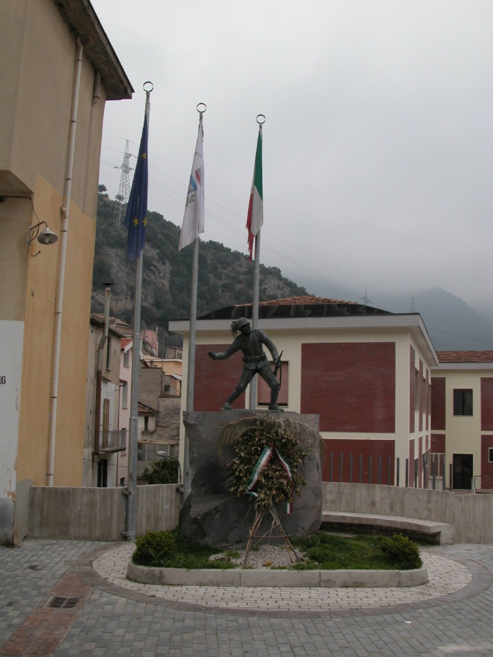 figura di soldato in combattimento (monumento ai caduti) - bottega Italia centro-meridionale (sec. XXI)