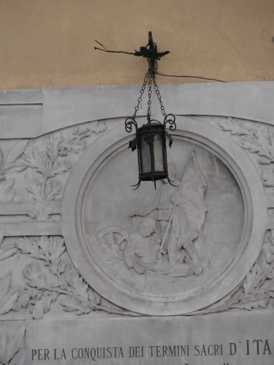 figura del soldato che porta la bandiera, morte del soldato (lapide commemorativa ai caduti) - bottega Italia centro-meridionale (sec. XX)