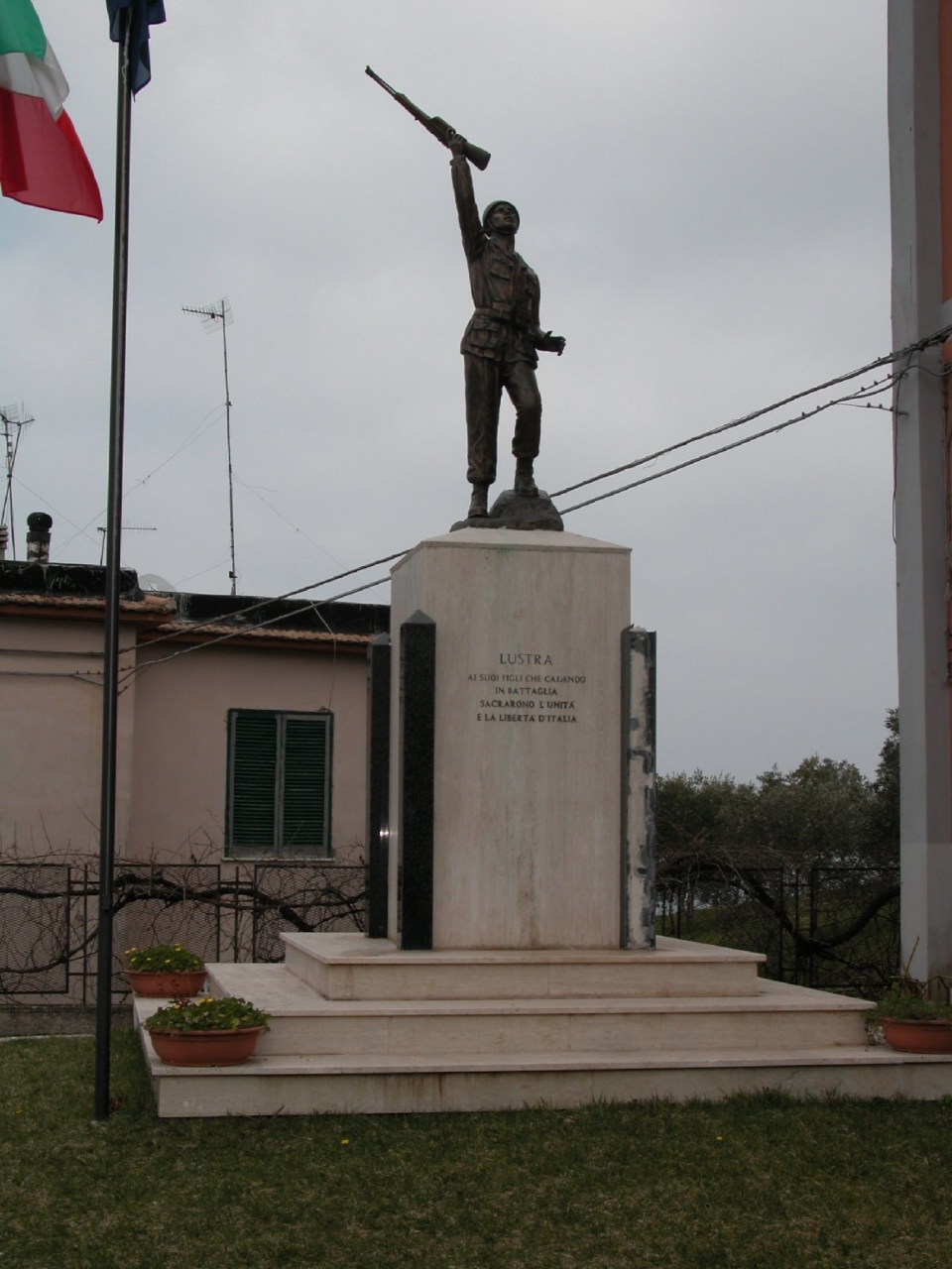 figura di soldato: fante (monumento ai caduti) - bottega Italia centro-meridionale (sec. XXI)