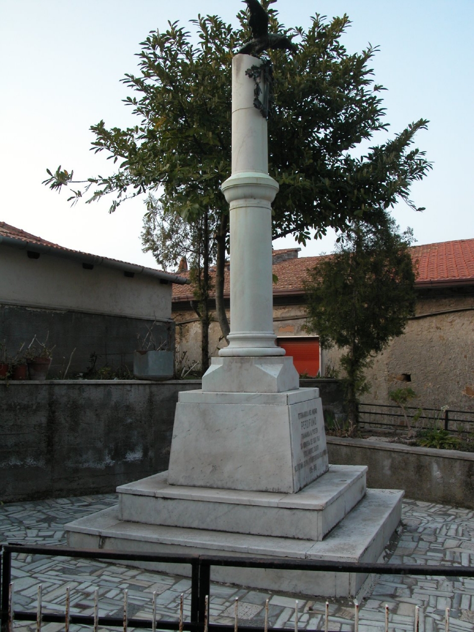 allegoria della Vittoria come aquila (monumento ai caduti - a colonna spezzata) - bottega Italia centro-meridionale (sec. XX)