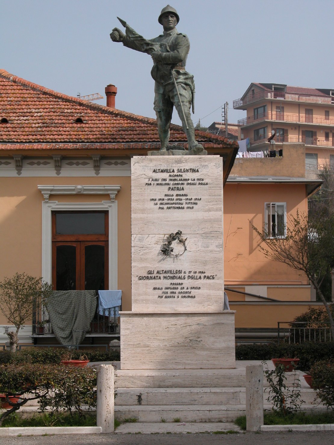 figura di soldato che porta la bandiera (monumento ai caduti) di Pirolo Torelli Donato (attribuito) (sec. XX, sec. XX)