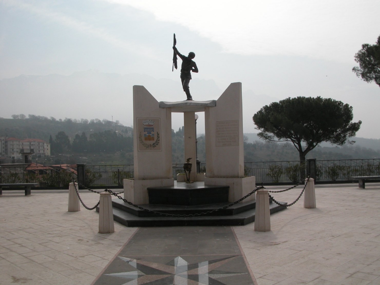 figura di soldato che porta la bandiera (monumento ai caduti - a stele) - bottega Italia centro-meridionale (sec. XXI)