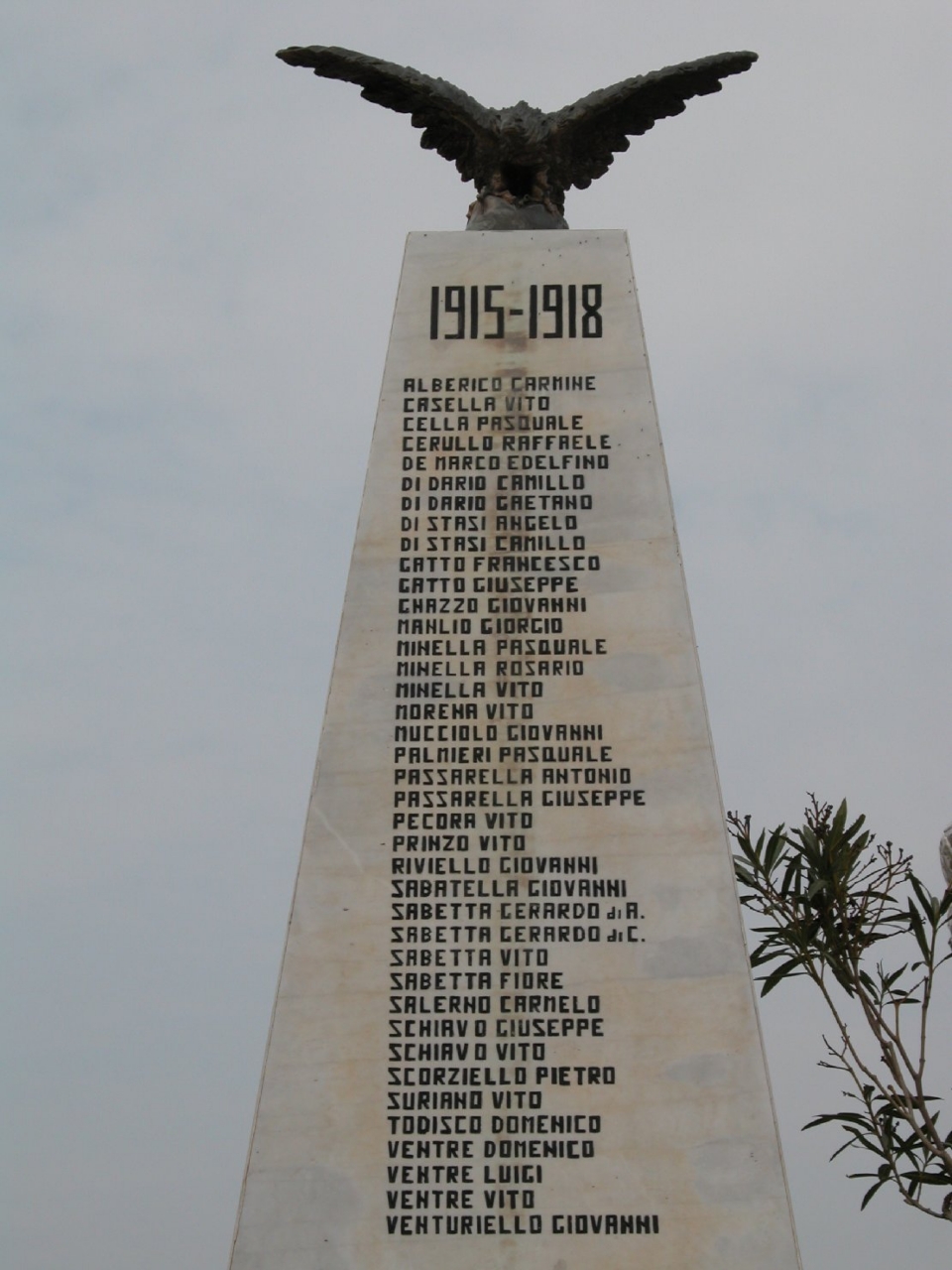 allegoria della Vittoria come aquila (monumento ai caduti - a obelisco) - bottega Italia meridionale (sec. XX)