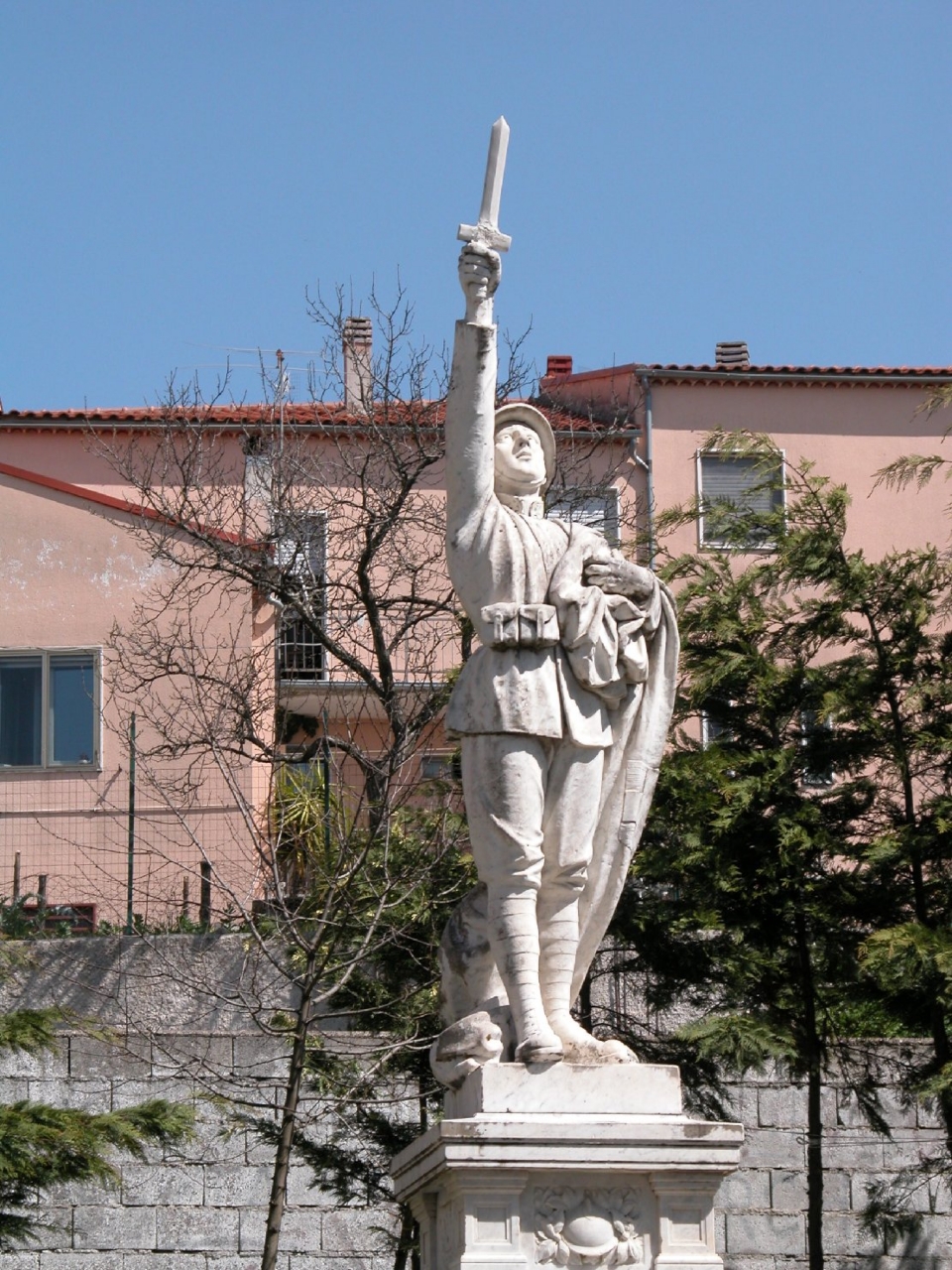 figura di soldato che porta la bandiera (monumento ai caduti - ad ara) di Remedi Enrico & C.o (sec. XX)