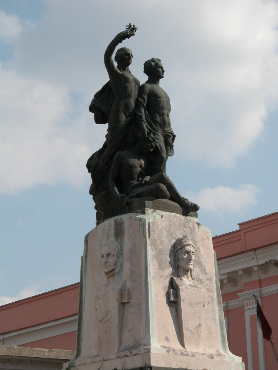 allegoria del sacrificio del soldato per la Patria, allegoria della Patria che premia un soldato, allegoria del soldato come eroe antico (monumento ai caduti - ad obelisco) di Chiaromonte Gaetano (sec. XX)