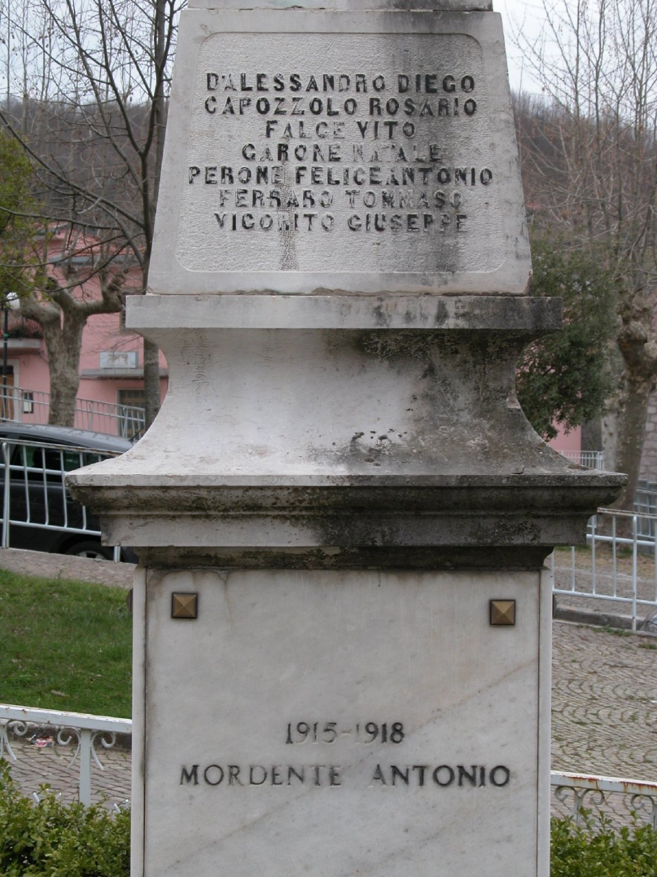 allegoria della Vittoria come aquila (monumento ai caduti - ad obelisco) di Buscè Donato (sec. XX)