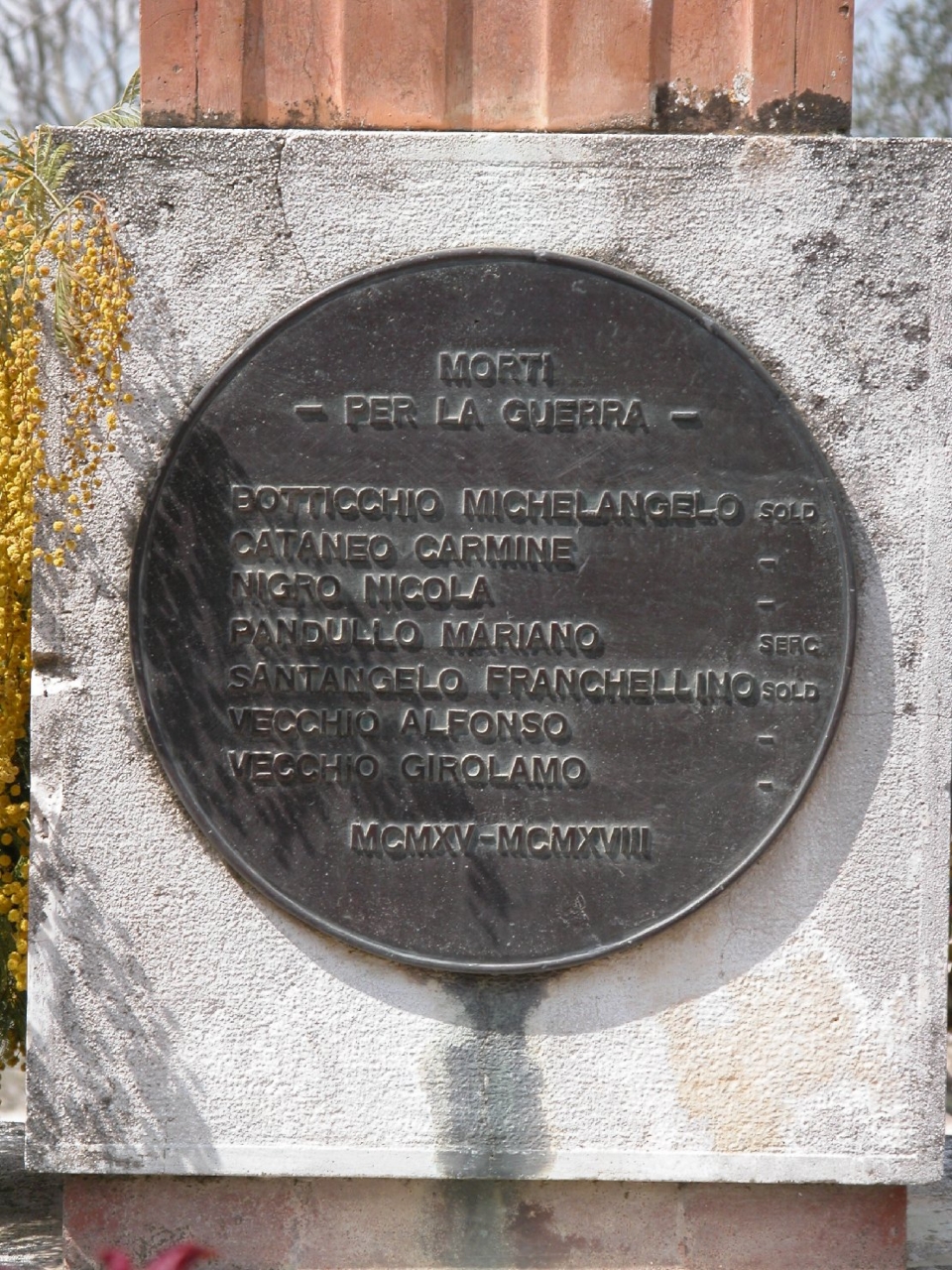 allegoria della Vittoria come aquila, figura di soldato: fante (monumento ai caduti - a obelisco) di Tomai Ennio (sec. XX)