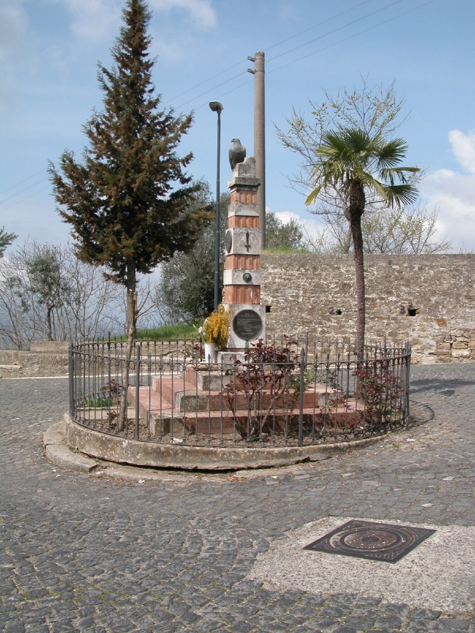 allegoria della Vittoria come aquila, figura di soldato: fante (monumento ai caduti - a obelisco) di Tomai Ennio (sec. XX)