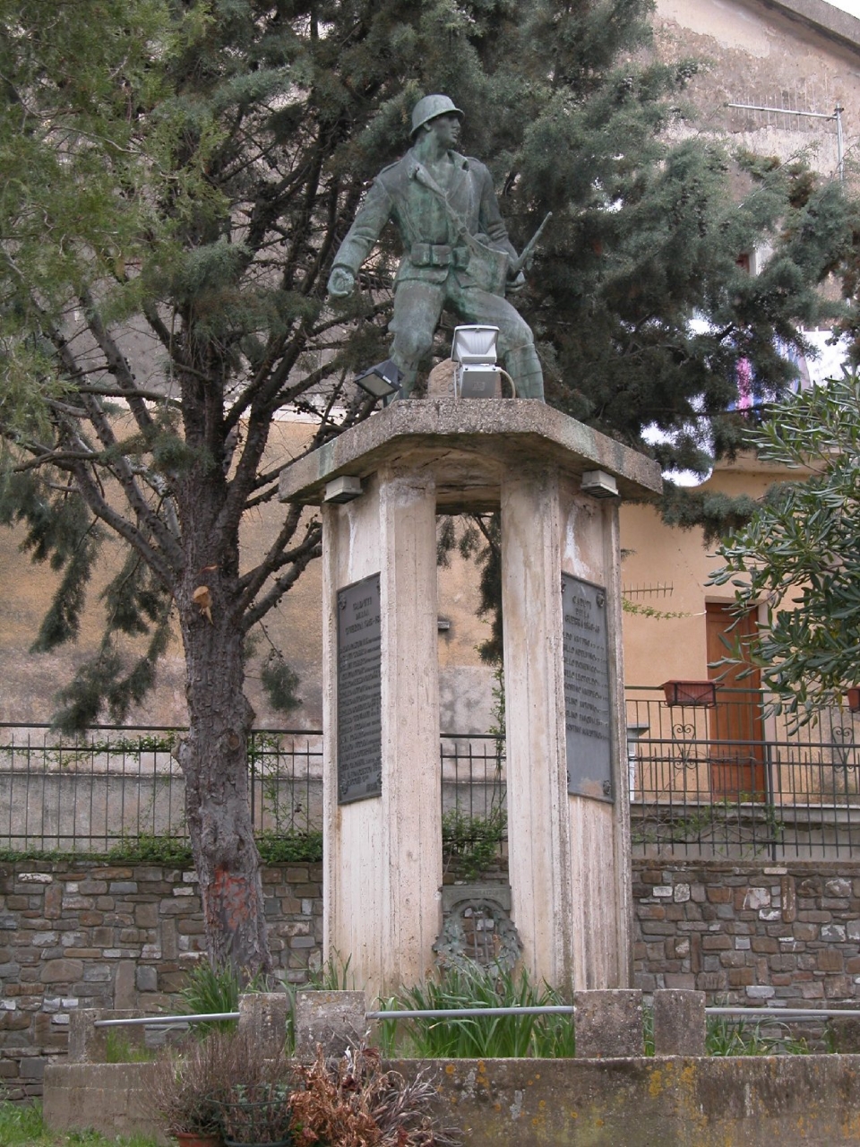 figura di soldato in combattimento (monumento ai caduti - a stele) di Tomai Ennio (sec. XX)