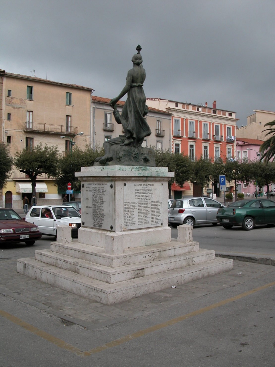 allegoria del sacrificio del soldato per la Patria (monumento ai caduti - ad ara) di Sindoni Turillo (sec. XX)