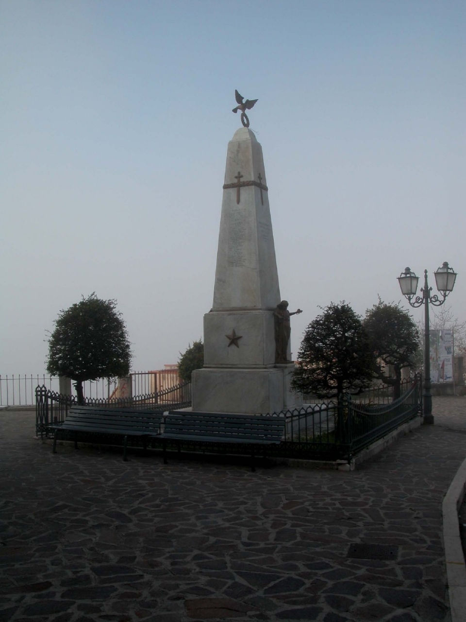 allegoria della Patria (monumento ai caduti - a obelisco) di Maiorino A (sec. XX)