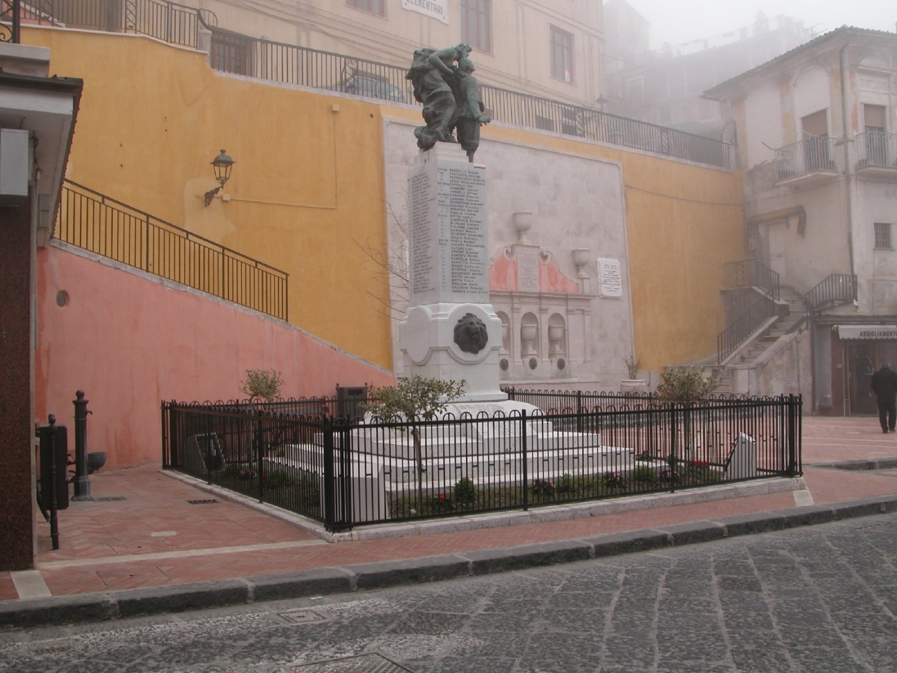 allegoria del sacrificio del soldato per la Patria (monumento ai caduti - a obelisco) di Tamagnini Torquato, Fonderia Laganà (sec. XX)