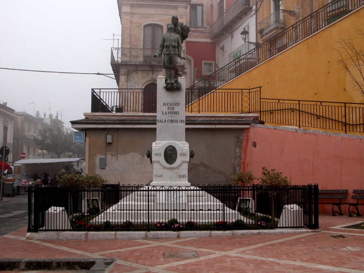 allegoria del sacrificio del soldato per la Patria (monumento ai caduti - a obelisco) di Tamagnini Torquato, Fonderia Laganà (sec. XX)