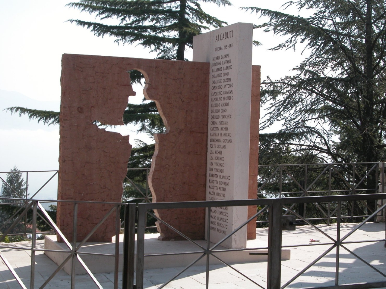 figura di soldato: fante (monumento ai caduti - a stele) - bottega Italia centro-meridionale (sec. XX)