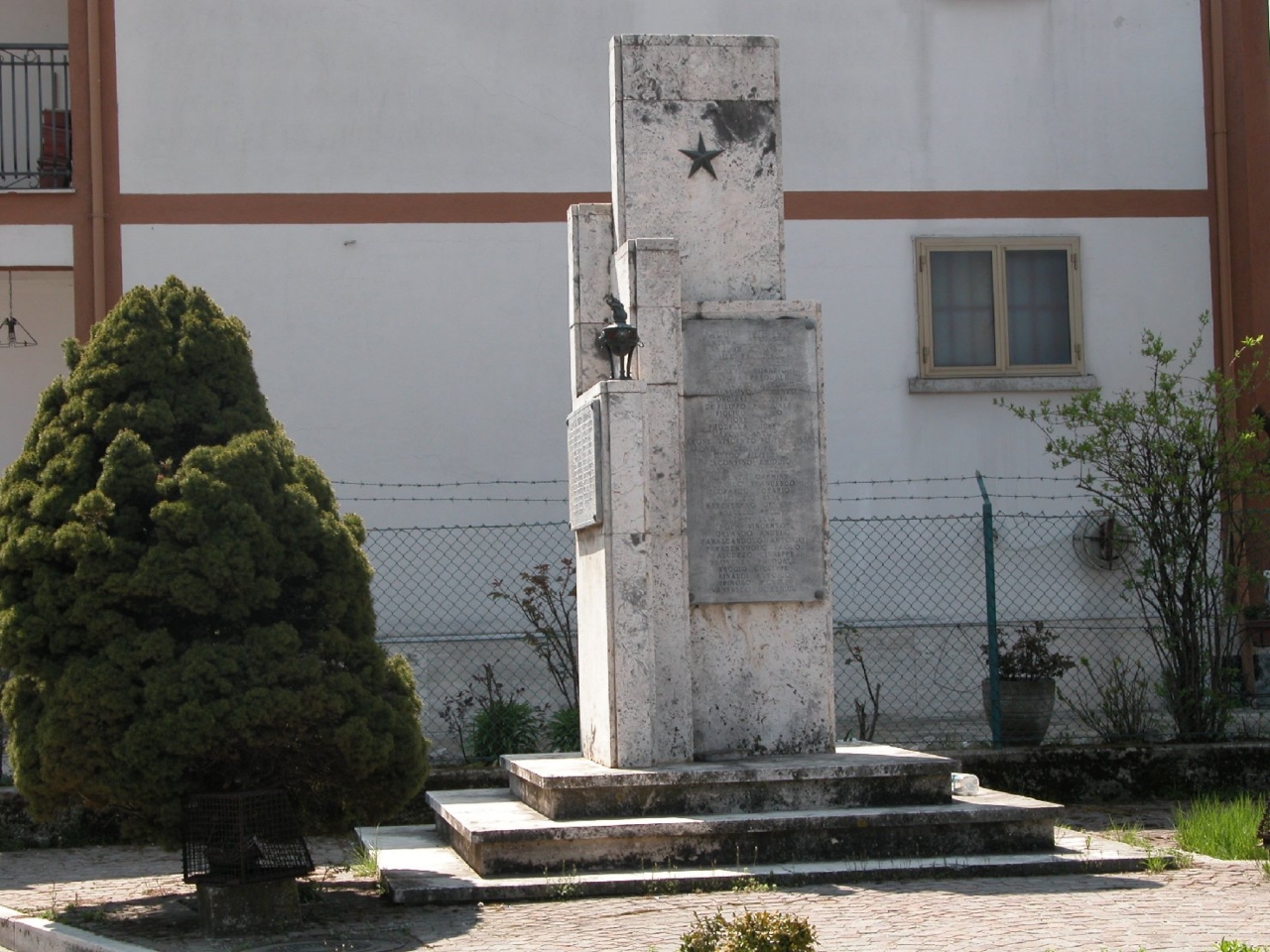 monumento ai caduti - a stele - bottega Italia centro-meridionale (sec. XX)