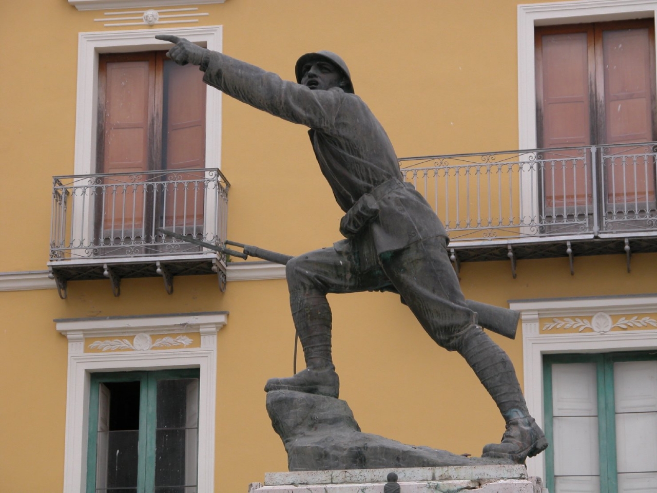 figura di soldato in combattimento (monumento ai caduti) di Ciocchetti Giuseppe (sec. XX)