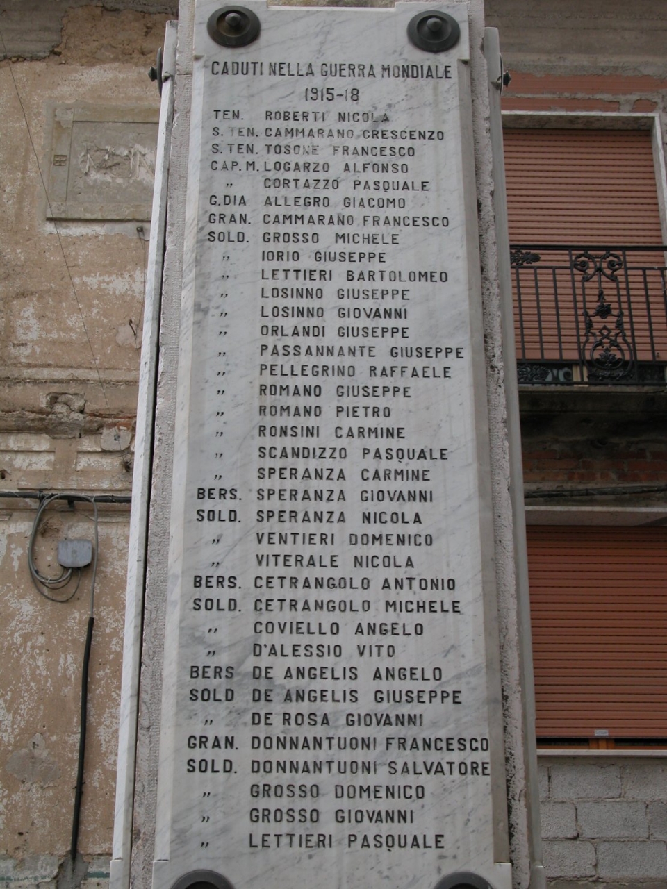 figura di soldato in combattimento (monumento ai caduti - a cippo) di Sangermano Enrico (sec. XX)